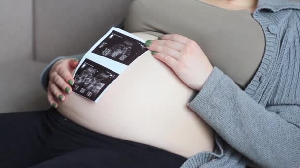 Hamile Kadın Kanepeye Uzanıyor Bebeğinin Ultrason Fotoğrafını Inceliyor Hamile Anne — Stok video