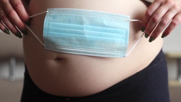 Έγκυος Γυναίκα Στέκεται Προστατευτική Μάσκα Από Covid Έννοια Της Προστασίας — Αρχείο Βίντεο