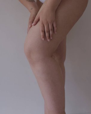 Kadın dizleri, elle