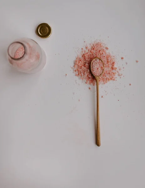 Rosa Salz Auf Dem Weißen Tisch Kochlöffel — Stockfoto
