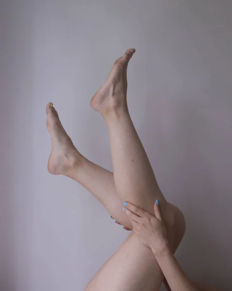 Woman Hands Her Knees — Stock Photo, Image
