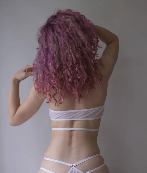 Kobieta Witting Powrotem Różowymi Włosami — Zdjęcie stockowe