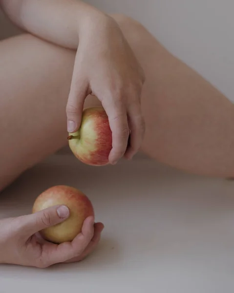 Nogi Kobiety Czarnej Bieliźnie Jabłkiem — Zdjęcie stockowe