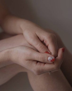 Güzel bir kadının vücudu rötuşsuz uzanıyor.