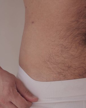 Erkek vücudu rötuş yapmadan parçalanmış.