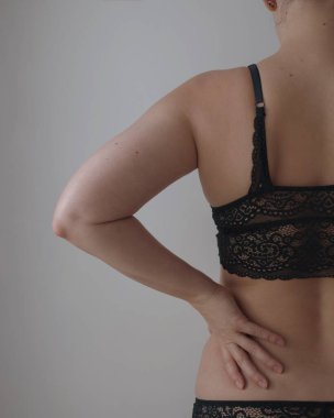 Saçları olan güzel bir kadın.