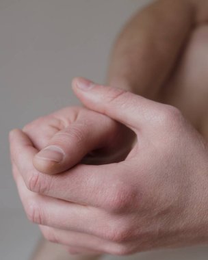 Parmağında erkek yarası var.