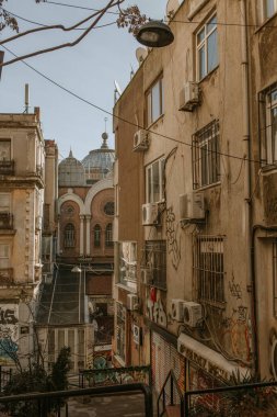 İstanbul, Türkiye - 02 Şubat 2021: Salgın zamanında İstanbul sokaklarının manzarası