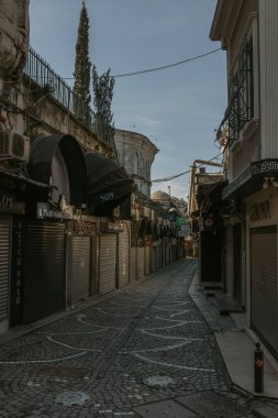 İstanbul, Türkiye - 02 Şubat 2021: Salgın zamanında İstanbul sokaklarının manzarası