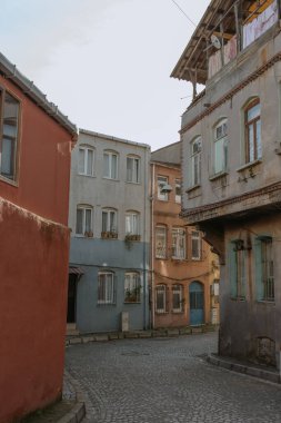 İstanbul, Türkiye - 02 Şubat 2021: Salgın zamanında İstanbul sokaklarının manzarası