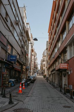 İstanbul, Türkiye - 02 Şubat 2021: Salgın zamanında İstanbul sokaklarının manzarası