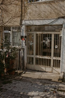 İstanbul, Türkiye - 02 Şubat 2021: Salgın zamanında İstanbul sokaklarının manzarası