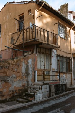 İstanbul, Türkiye - 02 Şubat 2021: Salgın zamanında İstanbul sokaklarının manzarası