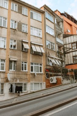 İstanbul, Türkiye - 02 Şubat 2021: Salgın zamanında İstanbul sokaklarının manzarası