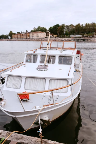Vyborg Rusia 2021 Barco Blanco Muelle — Foto de Stock