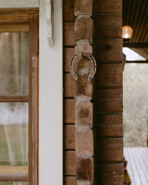 the old horseshoe on the country house wall