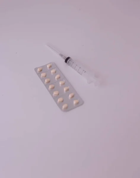 Siringa Pillole Sul Tavolo — Foto Stock