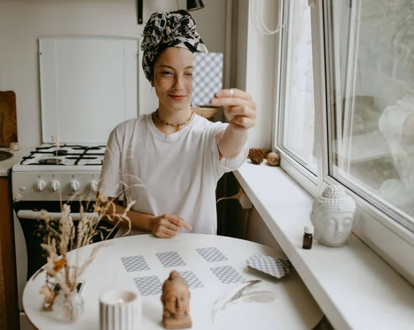 Woman Tarot Cards White Kitchen — Stock Photo, Image