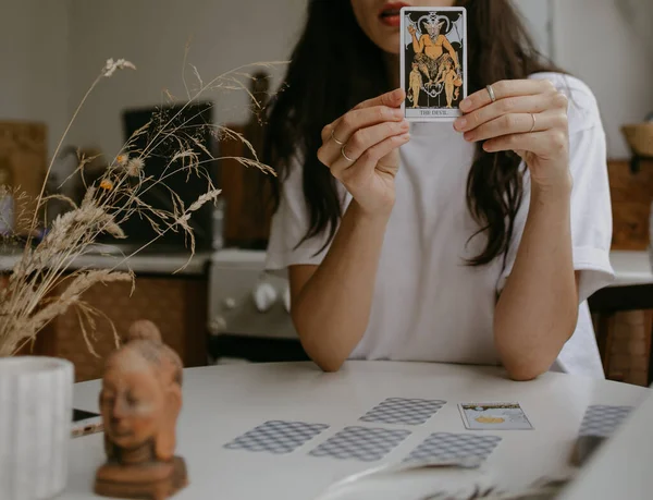 Mujer Con Cartas Del Tarot Cocina Blanca — Foto de Stock