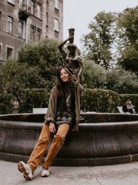 Mutfaktaki tencerede mısır pişiriyorum.