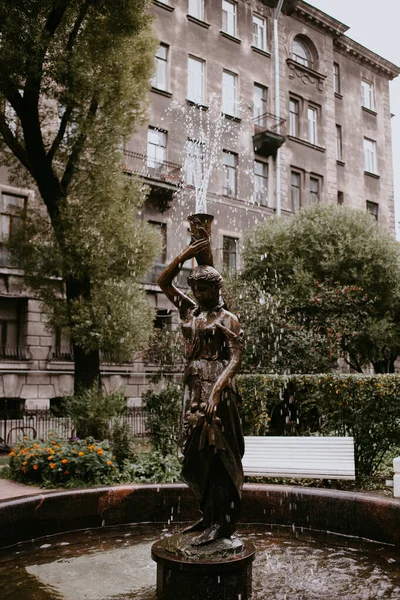 Fuente Con Estatua Jardín Otoño Casa —  Fotos de Stock