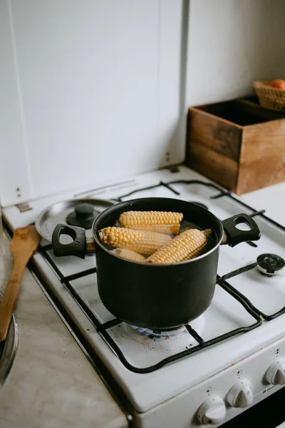 台所の鍋でトウモロコシを調理する — ストック写真