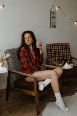 Güzel bir kadın kedisiyle rahat bir evde