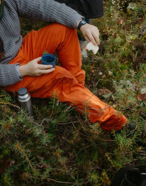 Sonbaharda termosla orman toplayıcısı