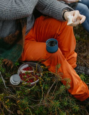Sonbaharda termosla orman toplayıcısı