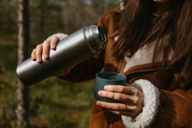 Sonbaharda termosla orman toplayıcısı