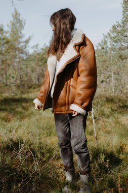 Sonbaharda termosla orman toplayıcısı