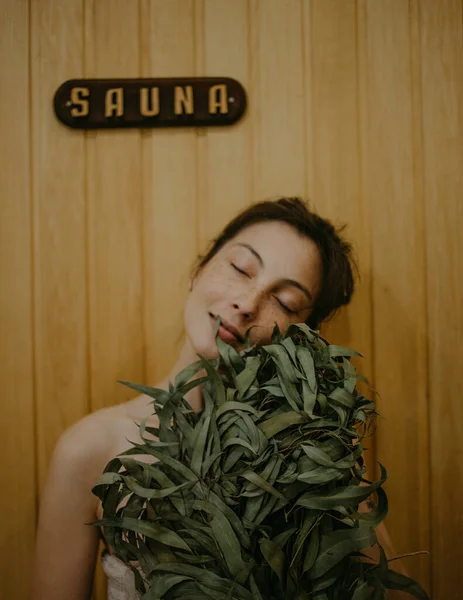 Vrouw Sauna Met Groen — Stockfoto