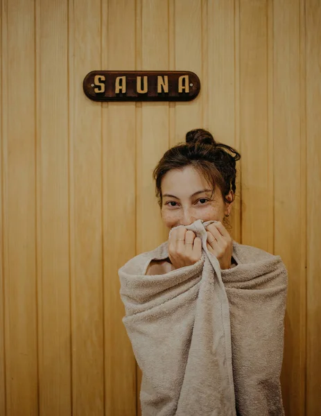 Vrouw Sauna Met Groen — Stockfoto