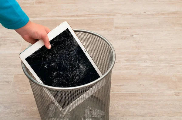 Çocuk, son derece kırık ekranlı modern tablete fırlatıyor.