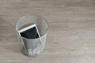 Çöp kutusunda son derece kırık ekranı olan modern tablet