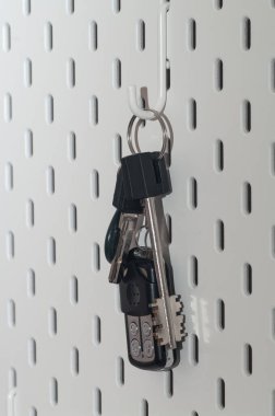 Koridordaki kancaya asılı anahtarlar var.