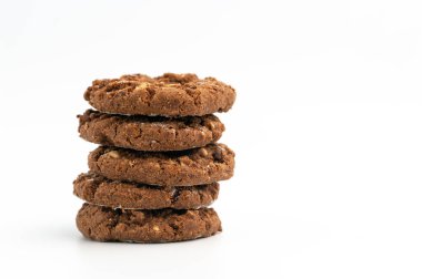 Beyaz üzerine izole edilmiş ev yapımı çikolatalı kurabiyeler..