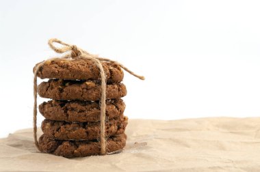 Kağıt üzerinde ev yapımı çikolatalı kurabiyeler yığını.