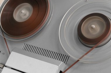 Eski bir bobin makarası oynatıcısı. Kasetçalar ve makaralar. Bobbin ses kaydedici