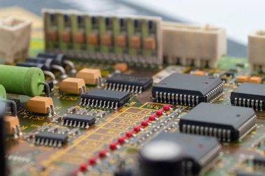 Elektronik devre kartı PCB 'yi mikroçip, işlemci, entegre devreler, dirençler ve elektronik bağlantılarla kapat.