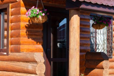 Süslü girişi olan ahşap bir ev. Kırsal alan. kırsal yaşam tarzı.