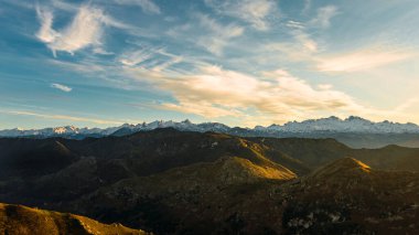 Gün batımında Cantabrian Dağları ve Picos de Europa 'nın muhteşem panoramik manzarası. Manzaralar ve doğa. Avrupa zirveleri.