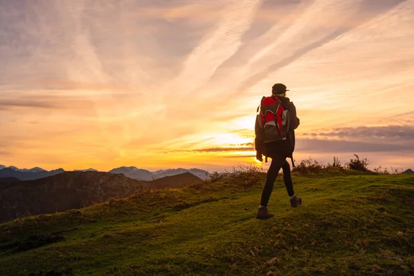 Voyageur Femme Avec Sac Dos Profitant Une Journée Alpinisme Seul — Photo