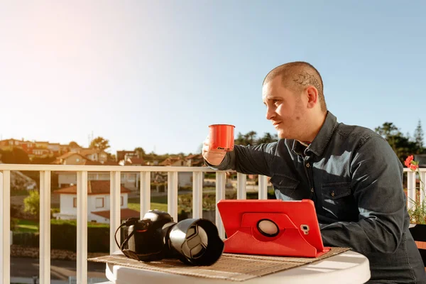 Fotograf Při Práci Digitálním Tabletem Dává Kávu Terase Svého Domu — Stock fotografie
