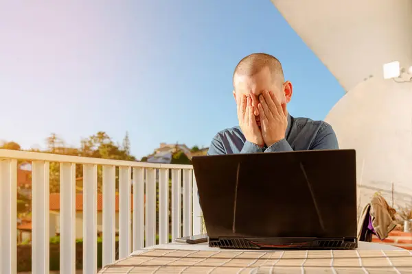 Podnikatel Který Sedí Doma Před Laptopem Rukama Zakrytýma Obličejem Poražený — Stock fotografie