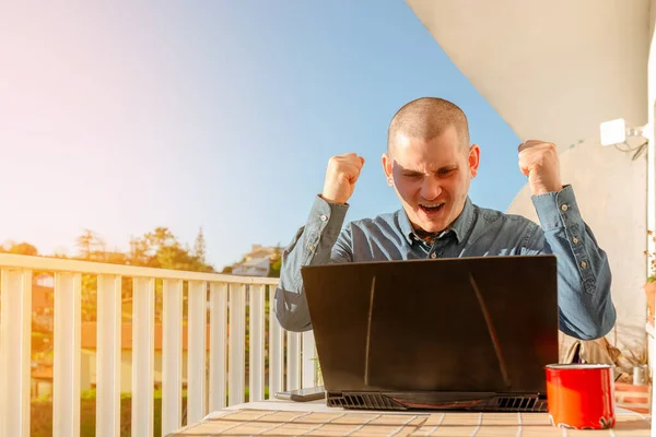 사업가가 노트북 앉아서 일하고 있습니다 사람들은 직장에서 성취를 집에서 일하는 — 스톡 사진