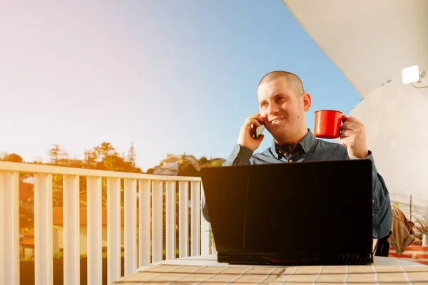 Ein Junger Geschäftsmann Mit Tätowierungen Arbeitet Einem Sonnigen Tag Von — Stockfoto