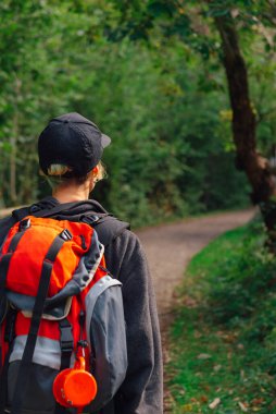 İspanya 'da bir ormanda gezinen tanınmayan bir yürüyüşçünün arkasından manzara. Etkin turizm.