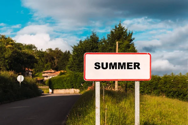 Τροποποιημένη Πινακίδα Κυκλοφορίας Λέξη Καλοκαίρι Γραμμένο Αυτό Καλοκαιρινές Διακοπές Και — Φωτογραφία Αρχείου