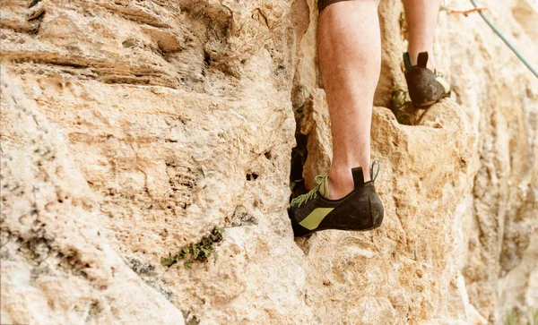 Nepoznatelný Muž Šplhající Horu Detail Horolezeckých Bot Rizikové Sporty Dobrodružství — Stock fotografie